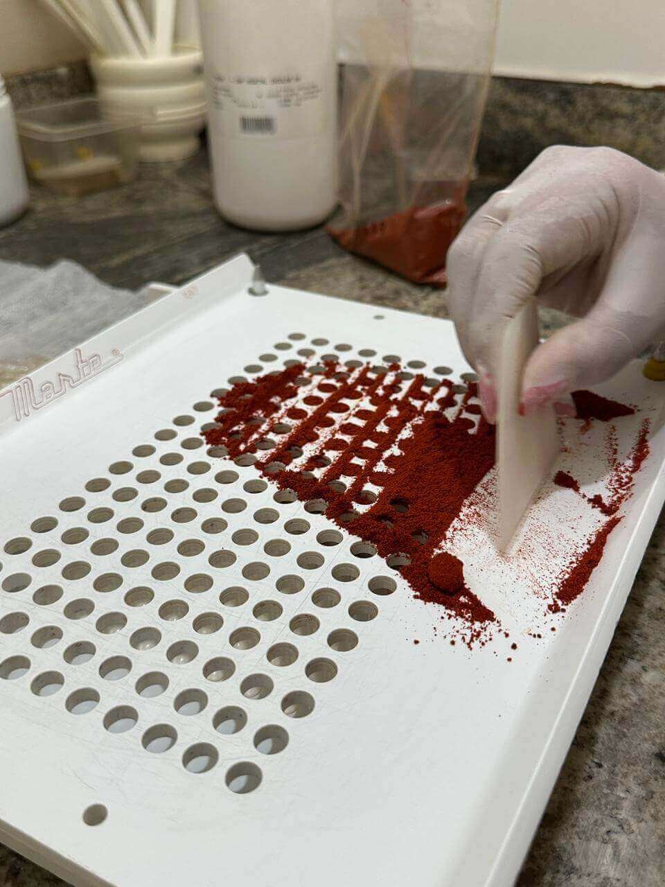 LABORATÓRIO MODERNO, SEGURO E EQUIPADO COM TECNOLOGIA DE PONTA